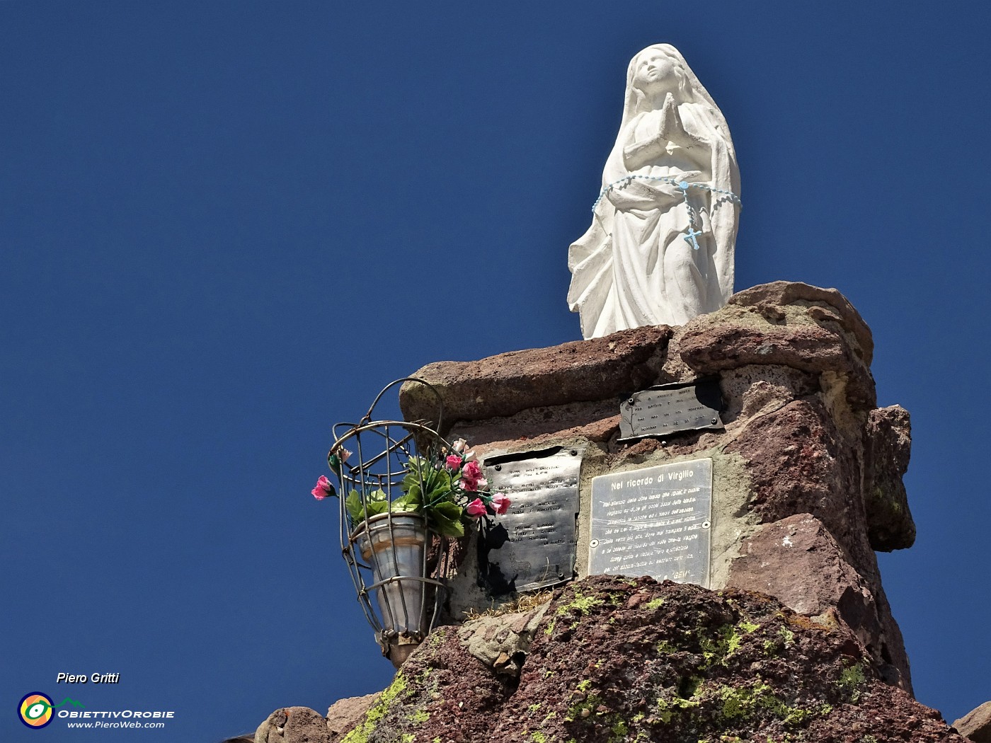 38 La bella bianca Madonnina del Pietra Quadra (2356 m).JPG -                                